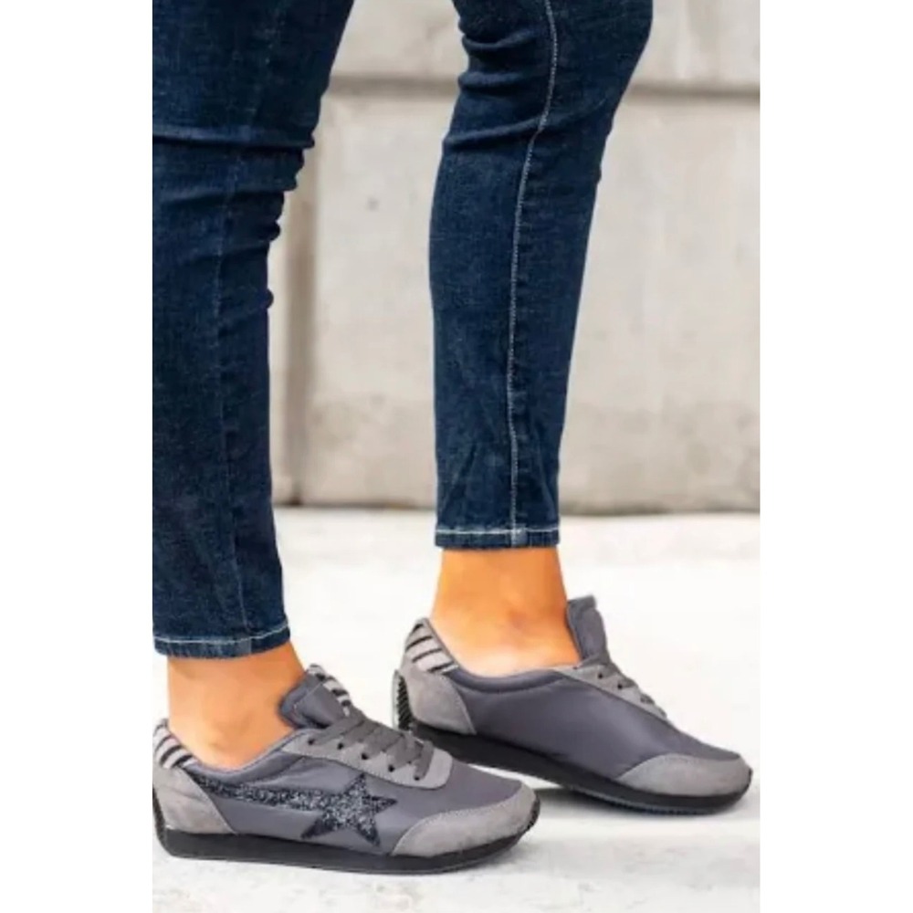 Very G Women's Gray Vintage Sparkle Star Sneakers Low Top Lace Up Zebra Accent